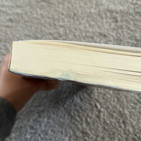 It Ends With Us by Colleen Hoover book - Picture 3 of 3